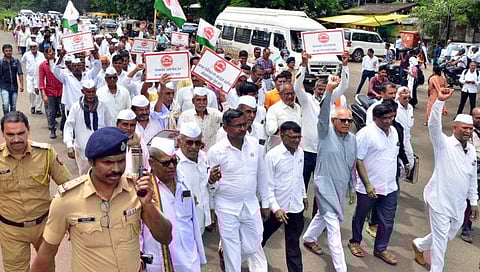 जिल्हा बॅंकेविरोधात शेतकऱ्यांचा एल्गार(छाया: हेमंत घोरपडे)
