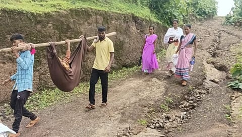 नाशिक : बाळंतिणीची बाळासह झोळीतून रुग्णालयवारी, तब्बल तीन किलोमीटर पायपीट