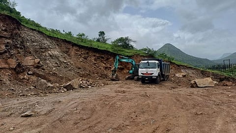 नाशिक : घराला तडे गेलेत, इर्शाळवाडी सारखं होण्याची वाट पाहताय का? शेतकऱ्याचा पत्रातून सवाल