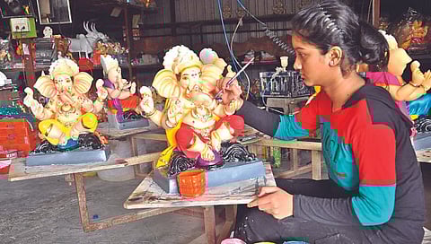 नाशिक : विघ्नहर्त्या बाप्पावरच दरवाढीचे विघ्न, मूर्तींवर अखेरचा हात