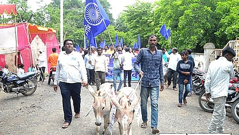 हिंगोली : वसमतमध्ये गाढव मोर्चा; घरकुल योजनेसंबंधी भीमशक्तीने मांडले प्रश्न