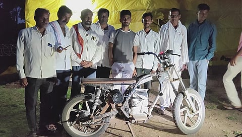 भंगारातील वस्तूंपासून इलेक्ट्रीक बाईक! १०० किमी अंतर अन् २०० किलो वजन क्षमता; पहा शेतकरी तरुणाची कल्पकता