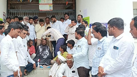 परभणी : मानवत तालुक्यात अग्रीम पिकविम्यासाठी शेतकऱ्यांचे मुंडन आंदोलन