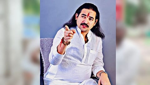 पुणे : हिंदू राष्ट्र सेना अध्यक्ष धनजंय देसाईच्या साथीदारांकडून शेतकऱ्यांना मारहाण