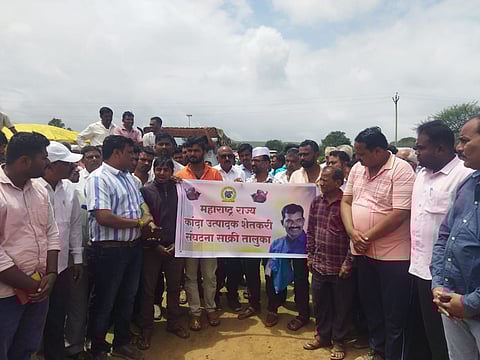 धुळे : दहिवेल येथे कांदा उत्पादक शेतकरी संघटनेमार्फत केंद्र सरकारचा निषेध