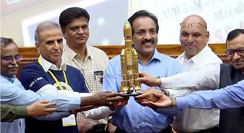 भारताच्या महत्त्वाकांक्षी चांद्रयान-३ मोहिमेचे प्रमुख व भारतीय अंतराळ संशोधन संस्थेचे (इस्रो) अध्यक्ष एस सोमनाथ यांच्यासह टीम इस्त्राो.