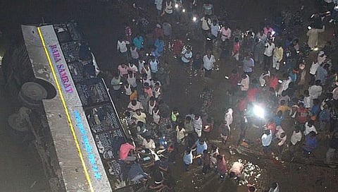 Jharkhand Bus Accident : झारखंडमध्ये बस नदीत कोसळल्याने मोठी दुर्घटना; २ जण ठार