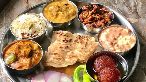 Congress lunch party : अधिक मासानिमित्त काँग्रेसतर्फे कार्यकर्त्यांना धोंडेजेवण; राजकीय मेजवानीचा पहिलाच प्रयोग