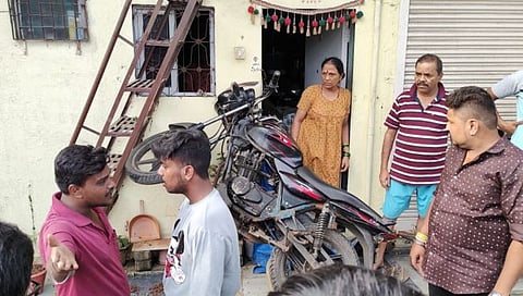 कांदिवलीत डीपीरोड ठरतोय धोकादायक; दुचाकी रहिवाशाच्या घरात घुसताना थोडक्यात बचावली