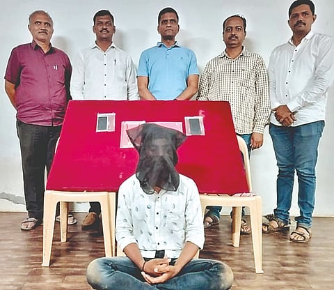 कोल्हापूर : महिलेचा गळा आवळून दागिने लुटणार्यास अटक