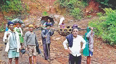 सातारा : घोणसपूर येथील वृद्ध रुग्णाला डालग्यातून नेले रुग्णालयात