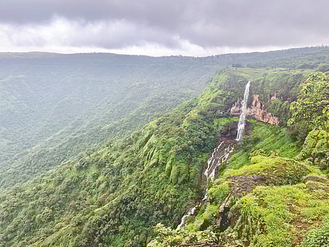 सातारा : दाट धुक्यात हरवलं पर्यटन डेस्टिनेशन; विकेंडमुळे महाबळेश्वरात गर्दी