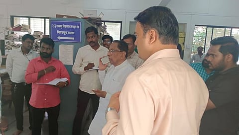 सांगली : विट्याच्या प्रशासकीय कार्यालयातली तरी स्वच्छतागृहे स्वच्छ ठेवा : आमदार अनिल बाबर