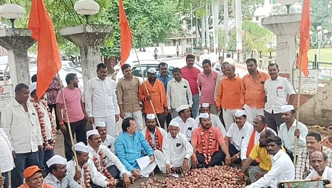 धुळे : कांद्याच्या निर्यात शुल्क वाढीच्या विरोधात ठाकरे गट आणि शेतकऱ्यांचे जिल्हाधिकारी कार्यालयासमोर निदर्शने