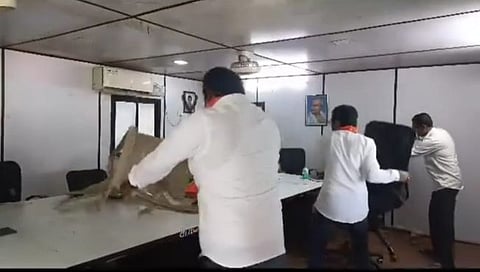 रायगड : चेतक कंपनीच्या कार्यालयाची मनसैनिकांकडून तोडफोड