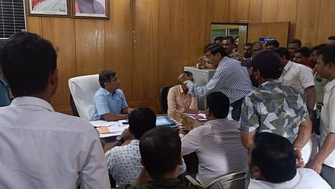 सिंधुदुर्ग : वीजेचा शॉक लागून वायरमनचा मृत्यू; नागरिकांनी महावितरणच्या अधिकाऱ्यांना घेरले