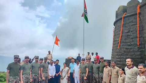 कोल्हापूर : विशाळगडावर लष्करी जवानांच्या सलामीने फडकला तिरंगा
