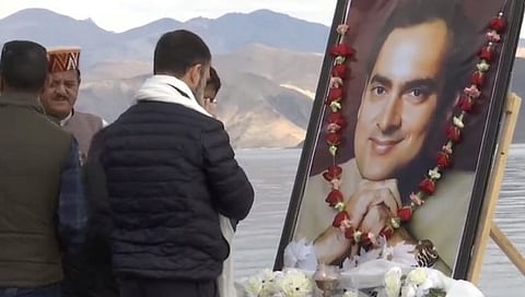 राहुल गांधी यांनी पेंगॉन्ग येथे राजीव गांधींना वाहिली श्रद्धांजली