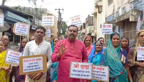 सांगली : रक्षाबंधन दिवशी महिला स्वच्छतागृहासाठी जत येथे भिकमाग आंदोलन