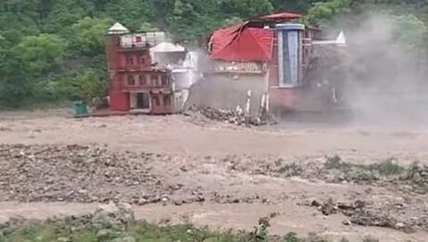 Uttarakhand rain | उत्तराखंडमध्ये पावसाने हाहाकार, पत्त्याच्या बंगल्यासारखी कॉलेजची इमारत कोसळली (व्हिडिओ)