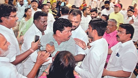 जयंत पाटील- अजित पवार समर्थकांत धुमश्चक्री