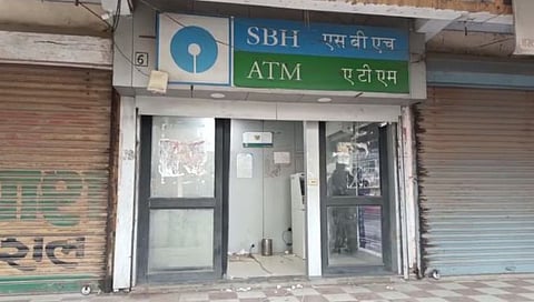 कळंब येथे चोरट्यांनी थेट एटीएमच पळवले