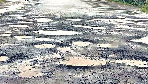 हे चंद्रावरील खड्डे नाहीत बरं का..! जगप्रसिद्ध महाबळेश्वर खड्ड्यांनी वेढले