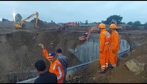 विहिरीची रिंग पडून मुरूमाखाली ४ मजूर गाडले गेले ; बाहेर काढण्यासाठी शर्थीचे प्रयत्न सुरू