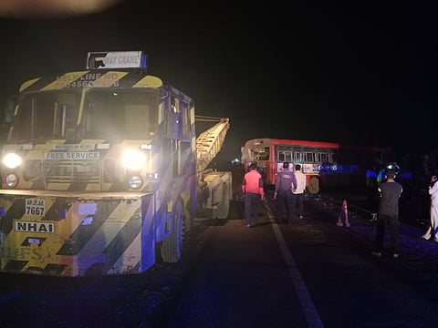 नाशिक-पुणे महामार्गावर उभ्या बसला टेम्पो धडकला; बस चालक ठार