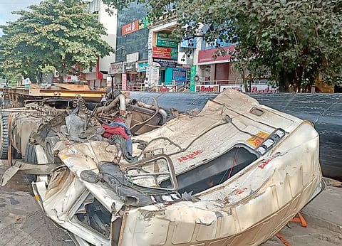 हडपसर येथील उड्डाणपुलावर अपघात