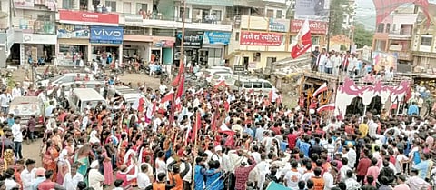 नगरमधील अकोले शहरात आदिवासी बांधवांचे वादळ!