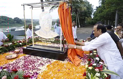 बाबूराव पाचर्णे स्मारकाचे लोकार्पण केल्या नंतर अभिवादन करताना अजित पवार