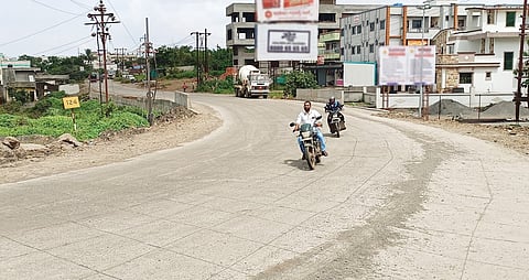 आंबेठाण येथे पुलासह रस्त्याच्या कामाने वाहतूक कोंडी फुटली