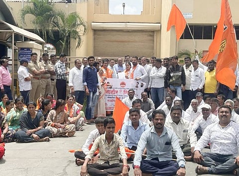 जेजुरीतील इंडियाना कंपनीसमोर शिवसेना शिंदे गटाच्या वतीने ठिय्या आंदोलन करताना शिवसैनिक.