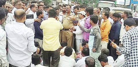 कांदा उत्पादक शेतकऱ्यांचा नगर-मनमाड महामार्गावर रास्तारोको