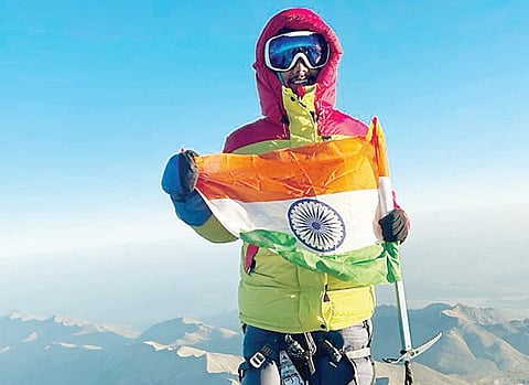 गिर्यारोहक साहिल बांदलकडून ’माउंट एलब्रुुस’ शिखर सर