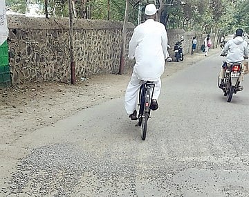 बारामतीत रस्त्याचे पॅचवर्क कुचकामी; खडी विखरून रस्त्यावर