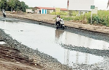 बारामती-भिगवण रस्त्याचे संथगतीचे काम ठरतेय जीवघेणे
