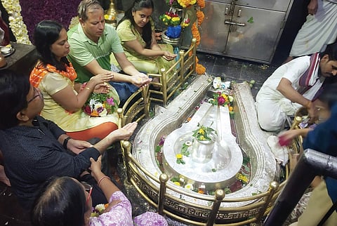 भीमाशंकर मंदिर, गाभार्यात फुलांची आकर्षक सजावट