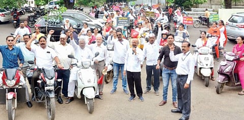 नगर : सरकारी कर्मचार्यांची मोटरसायकल रॅली