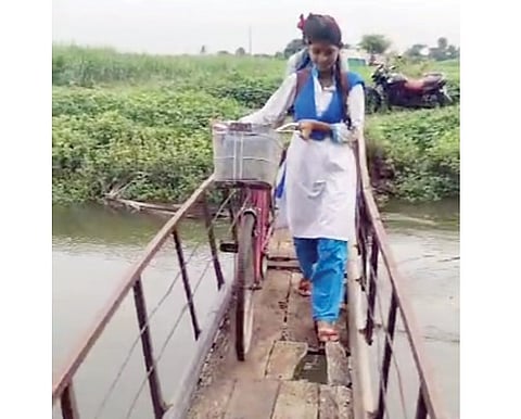 अहमदनगर : तुटलेल्या पुलावरून जीवघेणा प्रवास