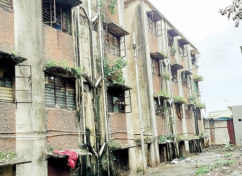 निगडी पीसीएमसी वसाहत इमारतींची दुरवस्था