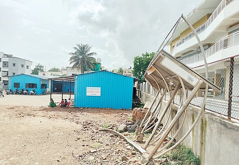 वाल्हेकरवाडी महापालिका शाळेच्या मैदानात बसशेड