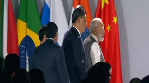 ब्रिक्स परिषदेनिमित्त पंतप्रधान नरेंद्र मोदी आणि चीनचे राष्ट्राध्यक्ष शी जिनपिंग आज (दि.२४) एक व्यासपीठावर आले.