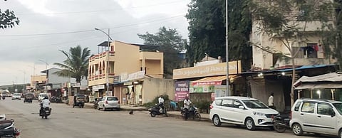 सहा महिन्यांपासून चाकण चौक रस्ता अंधारात