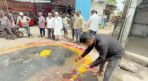 पुणे : तुंबलेल्या चेंबरचे पूजन करून अनोखे आंदोलन