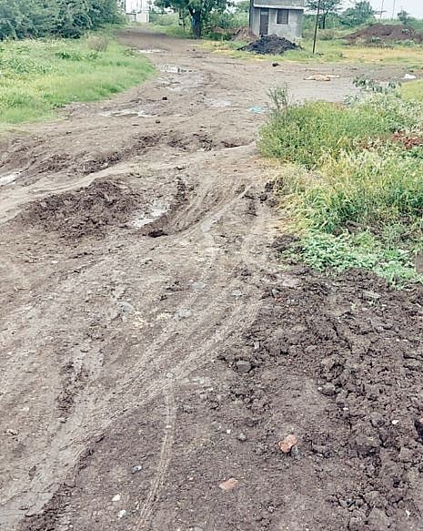 चिखल तुडवत काढावी लागते वाट ; नगरसेवकांसह मनपाने लक्ष देण्याची मागणी