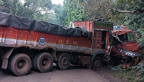 बेळगाव - चिखले जवळ ट्रकला अपघात