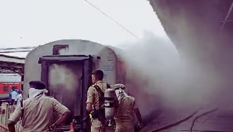 बंगळूर स्थानकावर उद्यान एक्सप्रेसला आग; कोणतीही जीवितहानी नाही