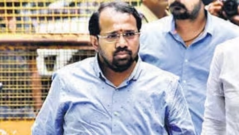 आर्थिक गुन्हे शाखेकडून शिवसेनेच्या ठाकरे गटाचे सचिव सुरज चव्हाण यांची सहा तास चाैकशी